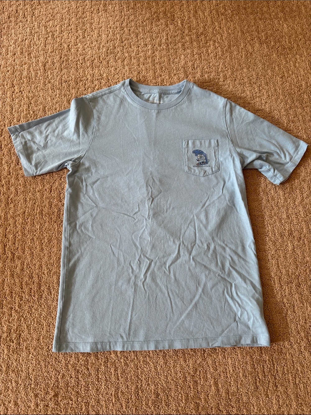 EUC vineyard vines boys Light Blue Pocket Tee with Subtle Pocket Graphic, size M